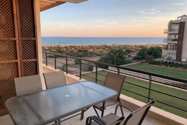 Ferienwohnung für 6 Personen, mit Balkon und Whirlpool sowie Garten und Pool in Nordzypern