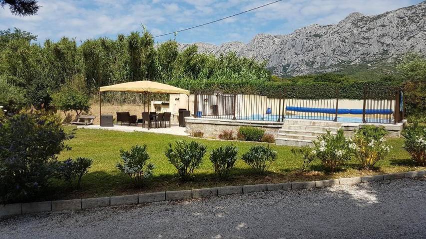 Gîte pour 4 personnes, avec vue ainsi que piscine et jardin à Puyloubier - 2