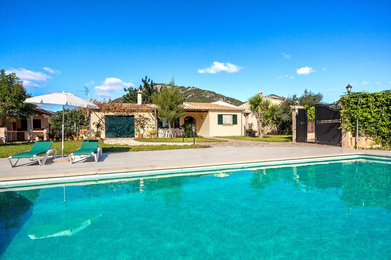 Cheap Villa for 6 People in Selva, Majorca Center