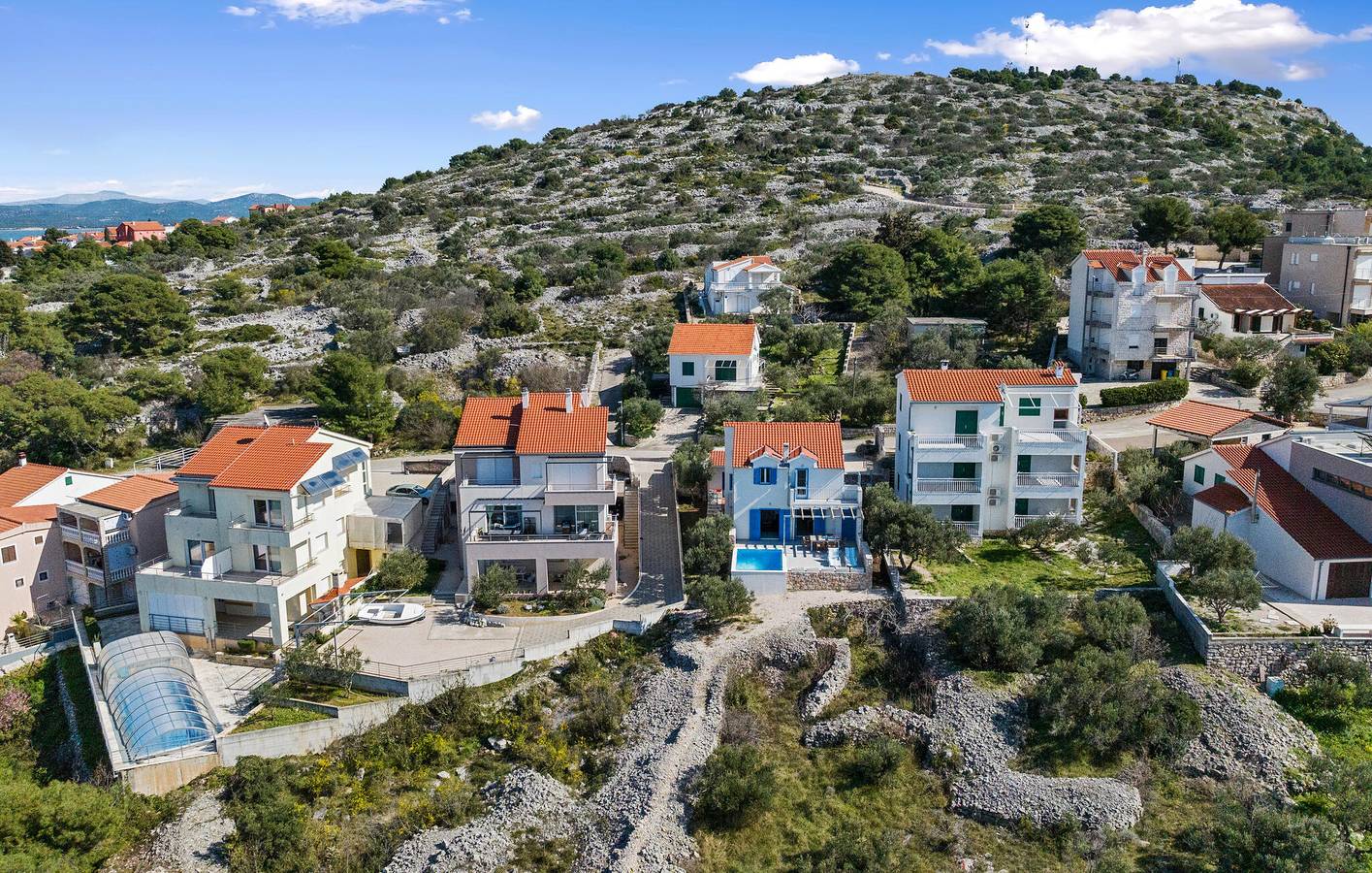 Reizende 2-Zimmer-Wohnung mit Pool, Terrasse und WLAN in der Nähe des FKK-Strandes in Općina Murter-Kornati, Murter