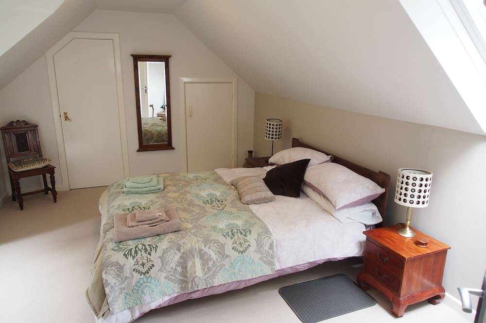 New Forest house with large garden, near sea. Perfect for families with children in Lymington, Hampshire