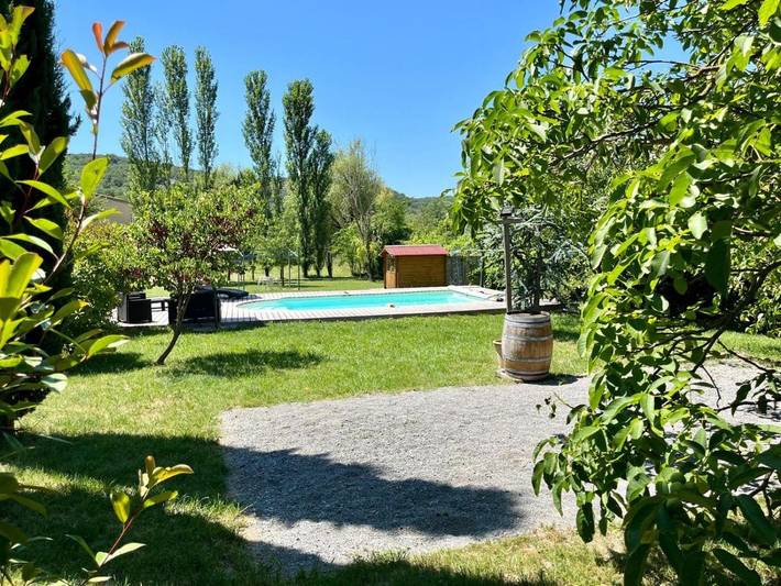 Location de vacances pour 7 personnes, avec jardin et vue ainsi que terrasse et piscine, adapté aux familles à Beaulieu (Largentière) - 2