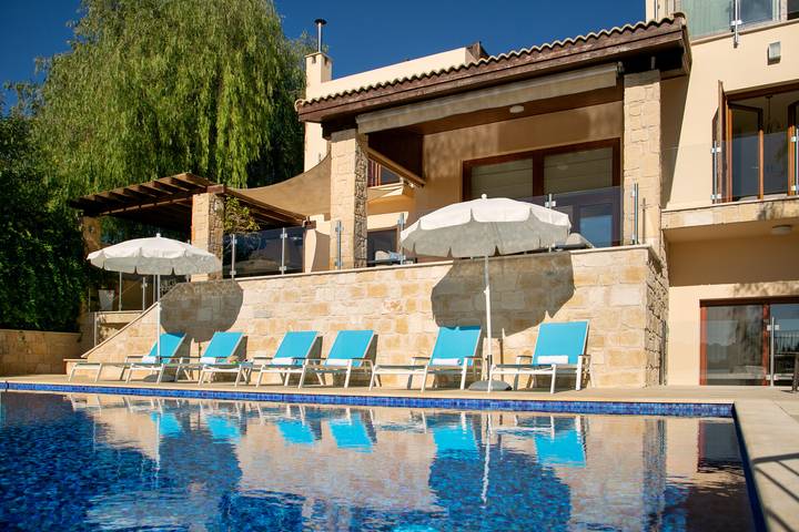 Holiday rental for 10 people, with pool and garden as well as children pool in Aphrodite Hills