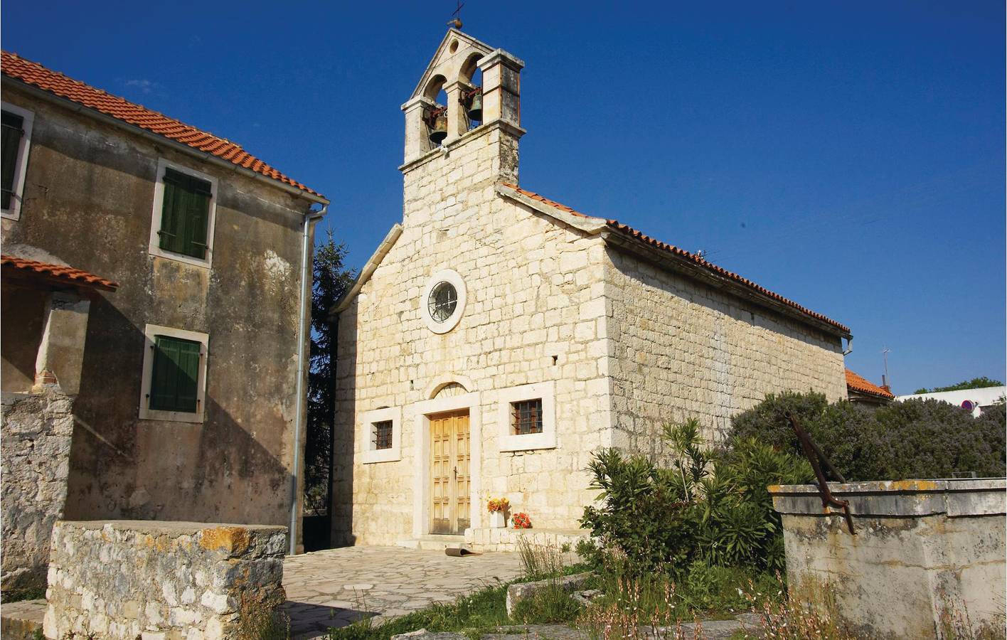 Ganze Ferienwohnung, Modernes Apartment mit Terrasse und Parkplatz, 700 m von der Küste in Zaboric entfernt in Zaboric, Šibenik-Knin