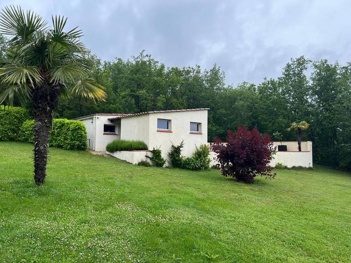Location de vacances pour 2 personnes, avec piscine ainsi que terrasse et vue à Floressas