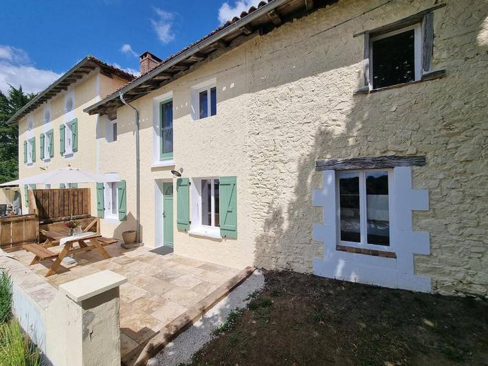 Location de vacances pour 2 personnes, avec vue ainsi que vue sur le lac et jardin à Lésignac-Durand - 4