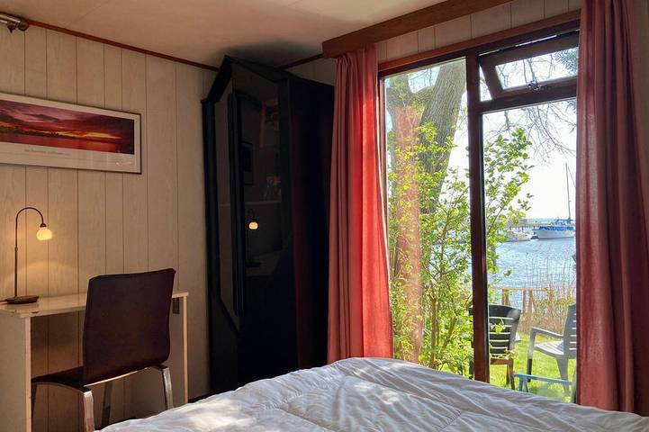 2 Pers Chalet König am Hafenufer mit Sauna und eigenem Angelsteg in Oostmahorn, Dongeradeel