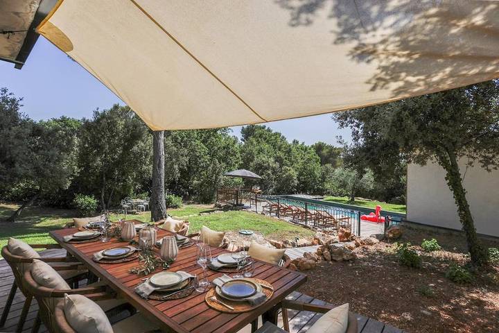 Location de vacances pour 10 personnes, avec vue ainsi que piscine et balcon à Saint-Marc-Jaumegarde