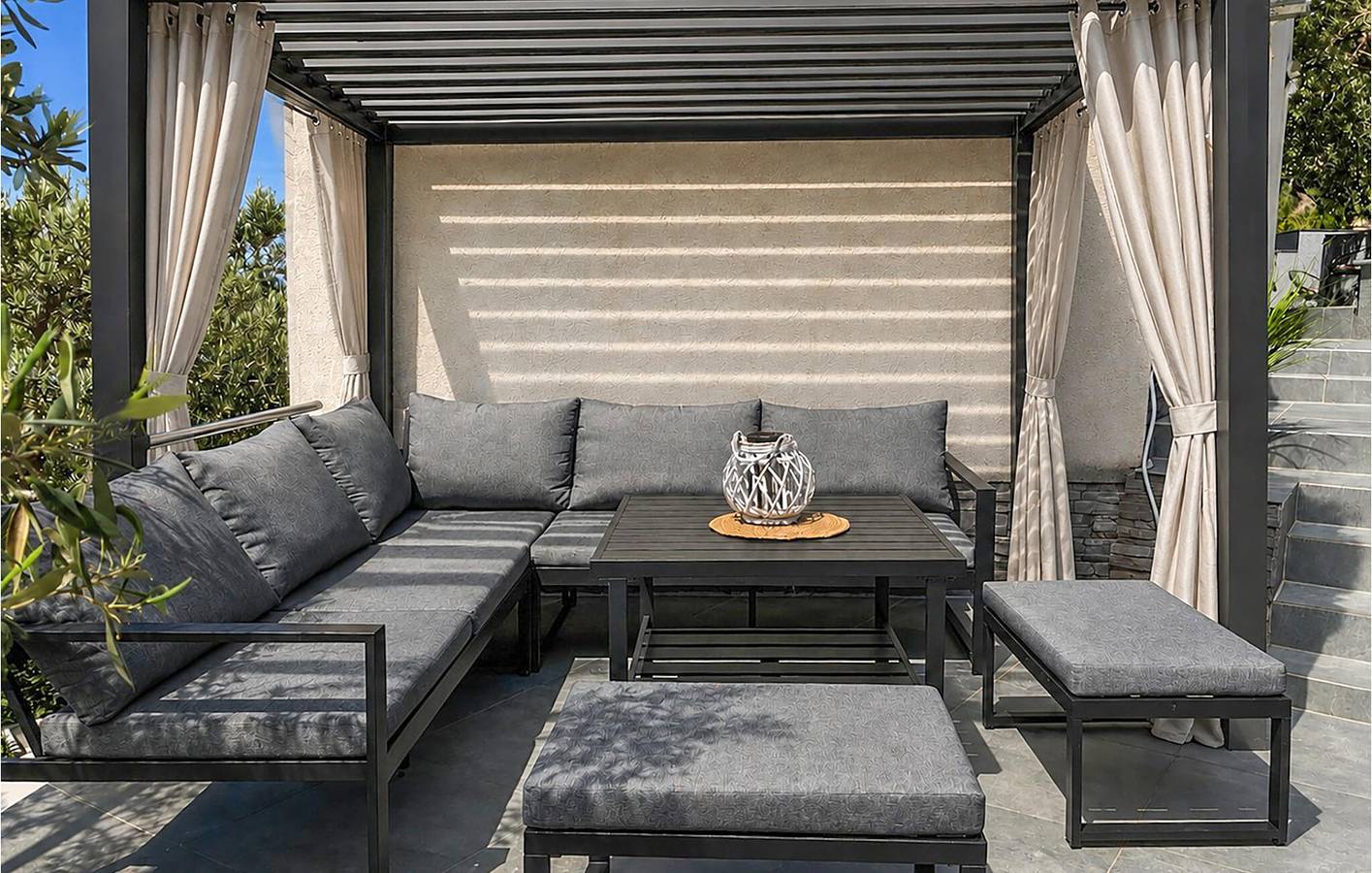 Ganze Ferienwohnung, Charmantes Apartment, 1 km vom Strand entfernt, mit Terrasse, WLAN und Parkplatz in Pisak, Omis-Riviera