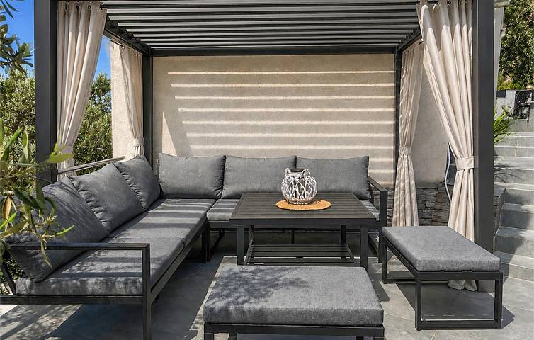 Ganze Ferienwohnung, Charmantes Apartment, 1 km vom Strand entfernt, mit Terrasse, WLAN und Parkplatz in Pisak, Omis-Riviera