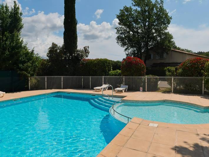 Location de vacances pour 6 personnes, avec terrasse et piscine, animaux acceptés à Tourrettes