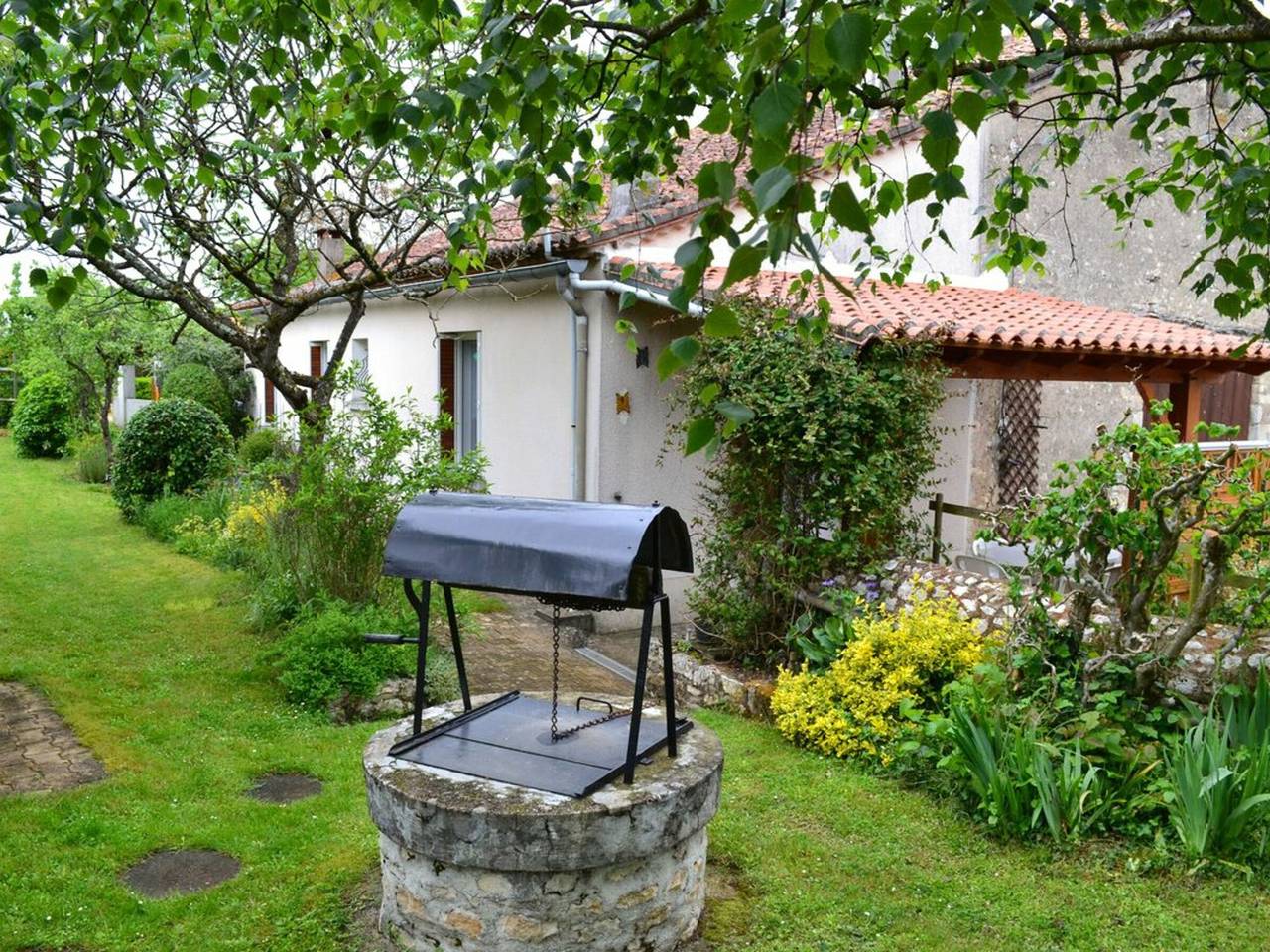 Charming Cottage with Garden, Children's Play Area, Electric Vehicle Charging Nearby in Vouthon, Charente