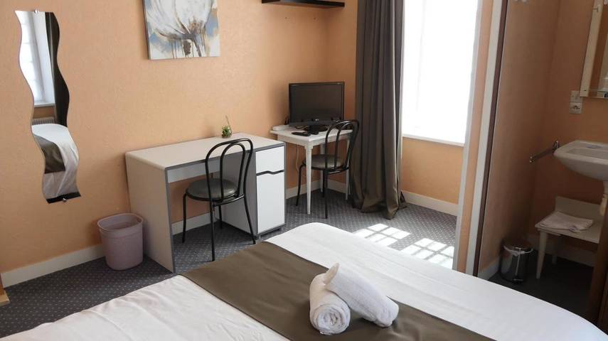 Hôtel pour 2 personnes, avec terrasse dans La Haye-Pesnel - 2