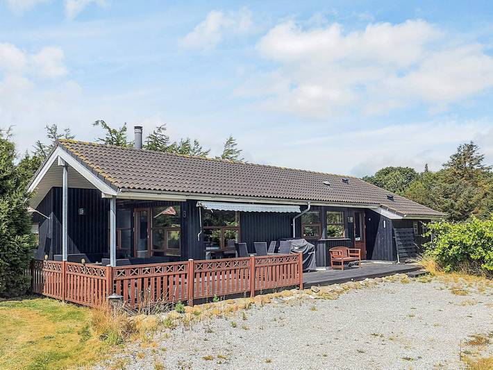 Ferieudlejning for 8 personer, med jacuzzi og sauna samt terrasse i Morsø