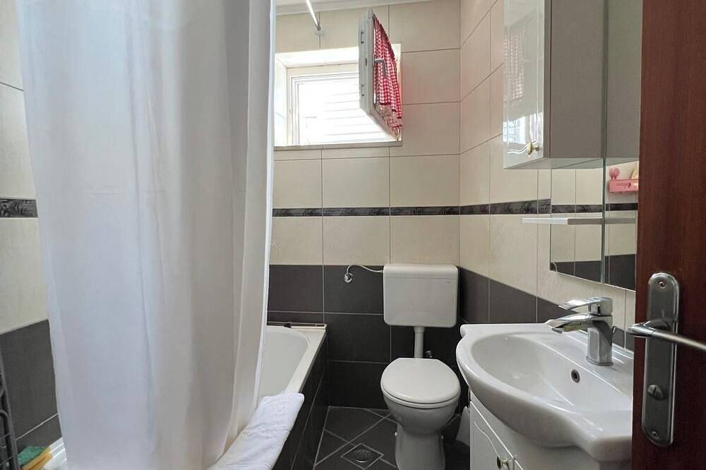 Ganze Wohnung, Central Baška Voda Beachfront Apartment with Ac, Wifi, parking & a stunning view in Baska Voda, Makarska Riviera