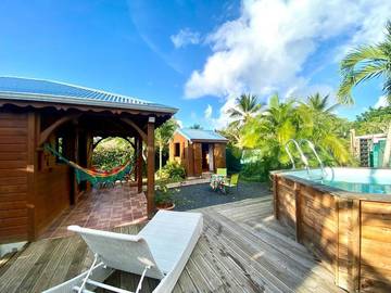 Gîte pour 2 personnes, avec jardin ainsi que vue et piscine à Petit-Bourg