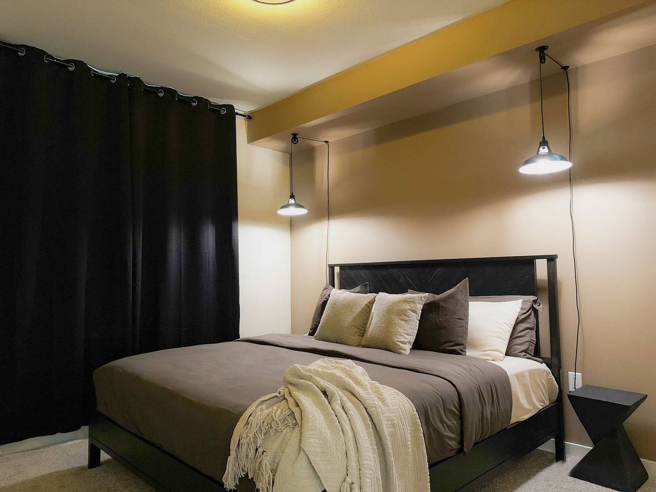 Entire apartment, Stylish Getaway W Pool Gym Parking 10 Min to Cedar in Hancock Park, Los Angeles