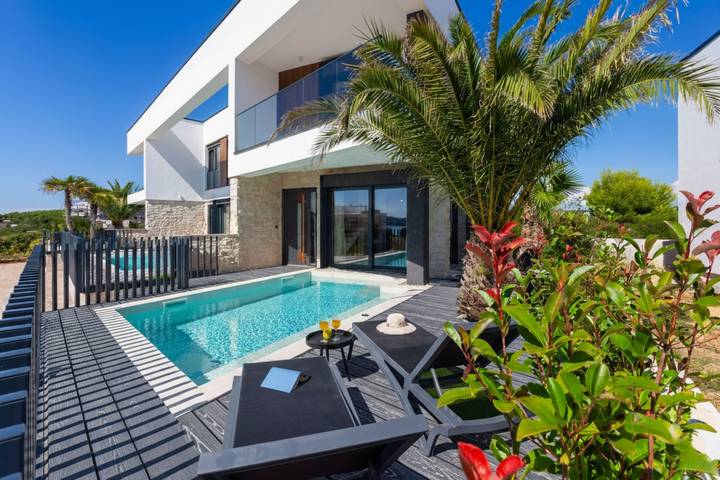 Villa pour 6 personnes, avec balcon ainsi que piscine et vue sur l’océan, adapté aux familles à Pomer