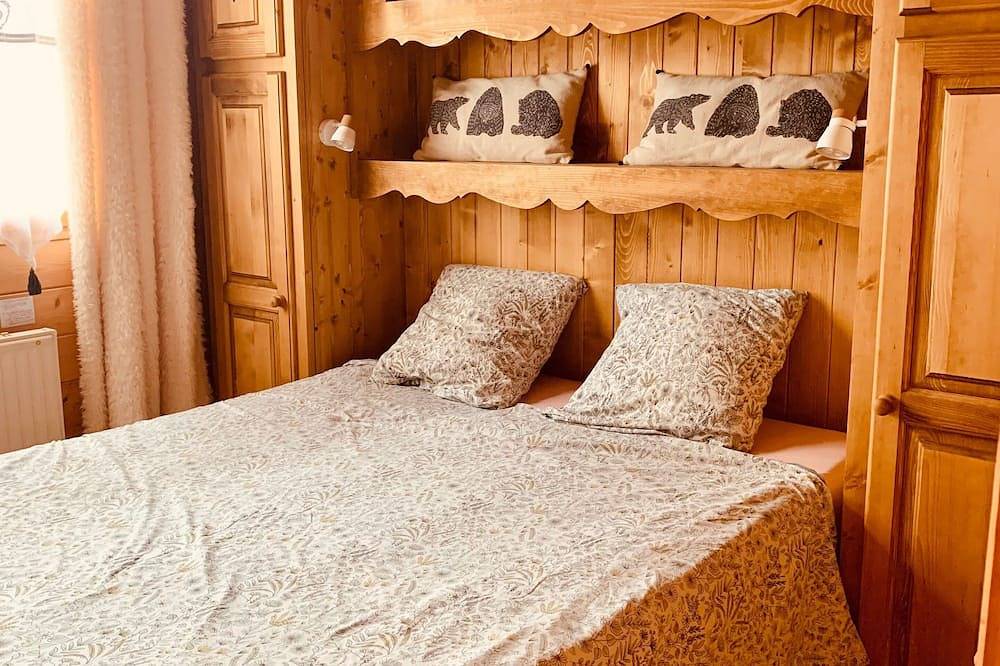 Chalet du Bois Joli - Two Bedroom Chalet, Sleeps 6 in Saint-Laurent-en-Grandvaux, Parc naturel régional du Haut-Jura