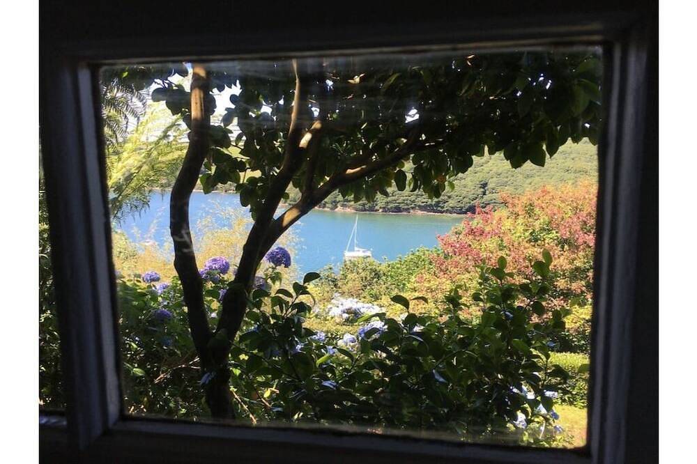 Entire apartment, Tremerlin. Unique and Magnificently Situated 8 acre Waterside Artists' Retreat in Helford, Cornwall