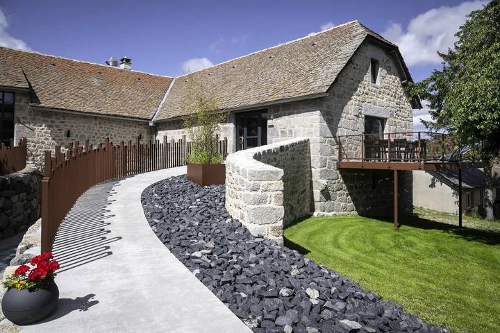 Gîte pour 8 personnes, avec jardin et piscine dans Prinsuéjols