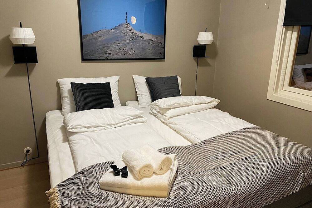 Big central house with a view, free parking(E31) in Narvik