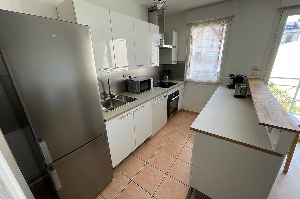 Entire apartment, 2 bedroom apartment - 50m from the sea - residence parking in Lion-sur-Mer, Caen region