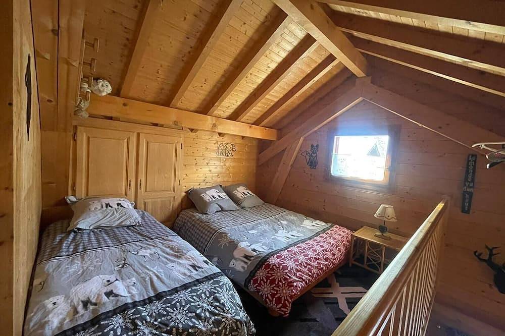 Chalet '6p Comfort - Le Bouvreuil' with Mountain View, Private Terrace & Wi-Fi in Verchaix, Bonneville region