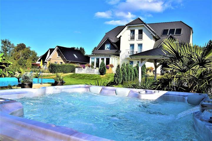 Ferienwohnung für 5 Personen, mit Whirlpool und Garten sowie Pool in Neppermin