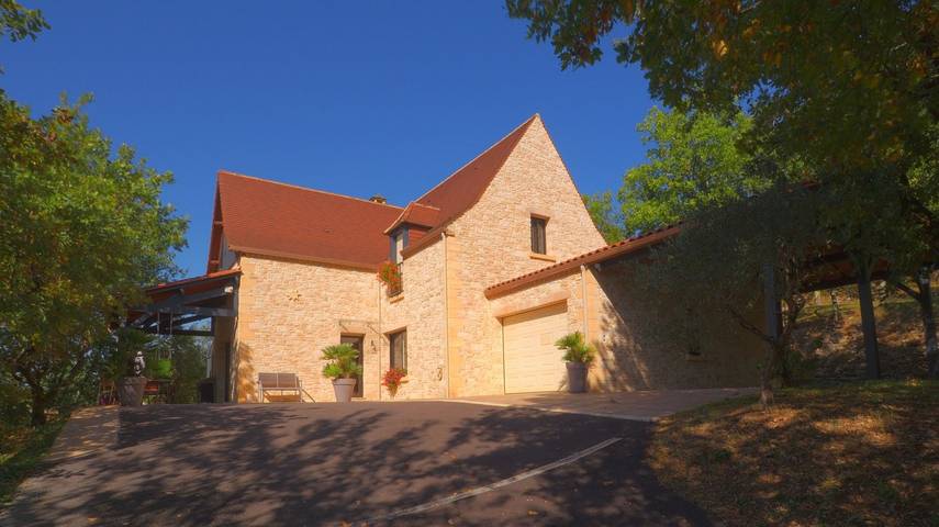Gîte pour 9 personnes, avec piscine ainsi que terrasse et jardin