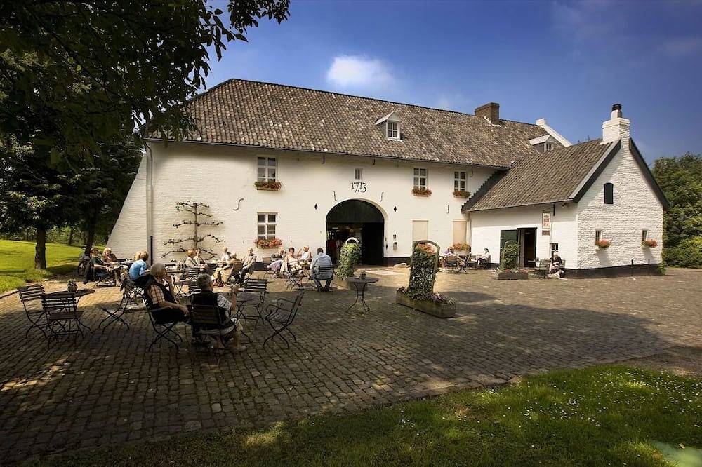 Serene Castle Hideaway | Outdoor Dining & Free Parking | Near Gaiazoo in Kerkrade, Parkstad Limburg