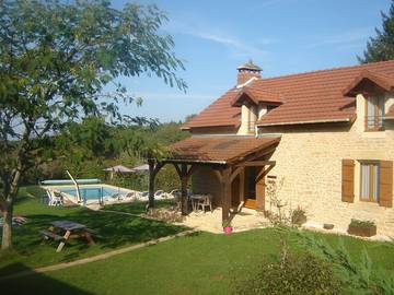 Gîte pour 8 personnes, avec piscine ainsi que terrasse et jardin à La Chapelle-Aubareil