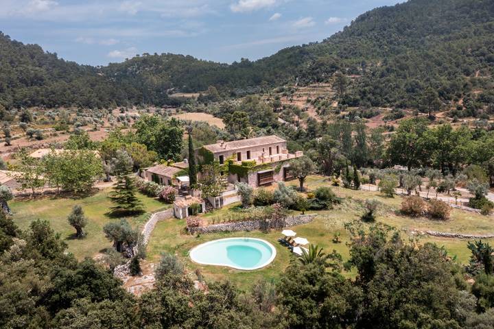 Casa de vacaciones para 14 personas, con Balcón además de Terraza y Jardín en Buñola