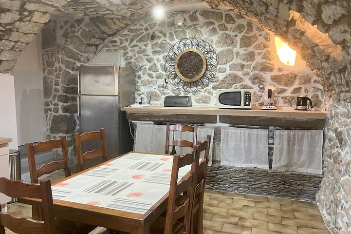 Maison de vacances pour 5 personnes, avec jardin et piscine à Chauzon