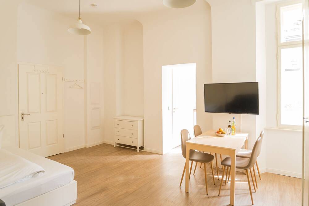 Ganze Wohnung, Frankfurter Allee Superior Apartments by Sabine in Friedrichshain - Kreuzberg, Berlin