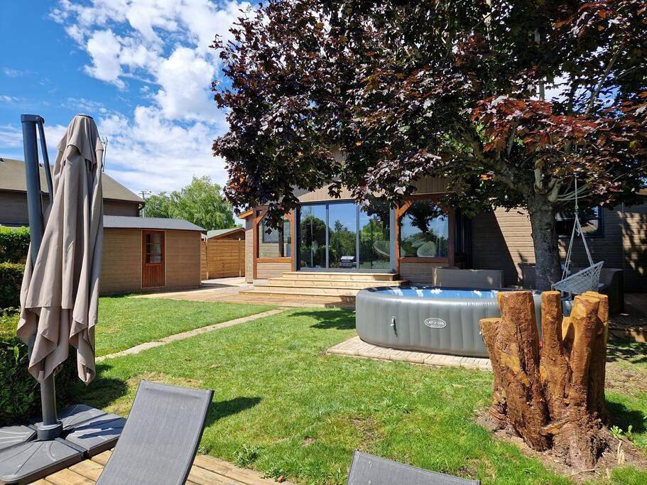 Chalet moderne au bord d'un lac in Saint-Sauveur-lès-Bray, Seine-et-Marne