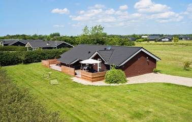 Ferienhaus für 6 Personen, mit Sauna und Whirlpool sowie Terrasse und Garten in Skaven Strand