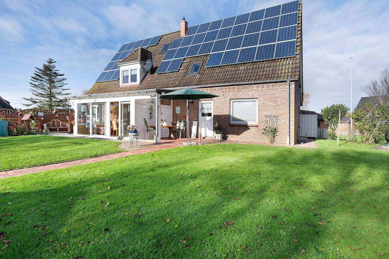 Ganze Wohnung, Ferienwohnung 'Haus Sünnschien' mit gemeinsamer Terrasse, gemeinsamem Garten und Wi-Fi in Nordstrand (Gemeinde), Nordseeküste