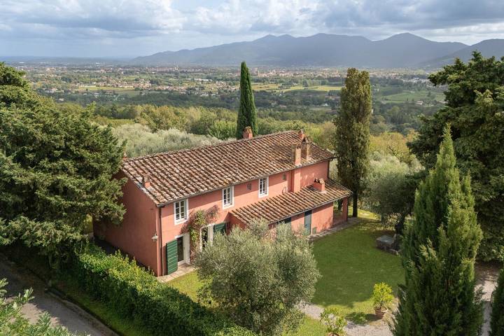 Villa for 6 people, with garden in Lucca