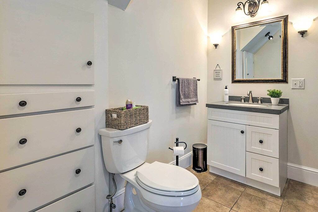 Ganze Wohnung, Mystic Refuge w/ Patio < 1 Mi to Downtown! in Mystic, Connecticut