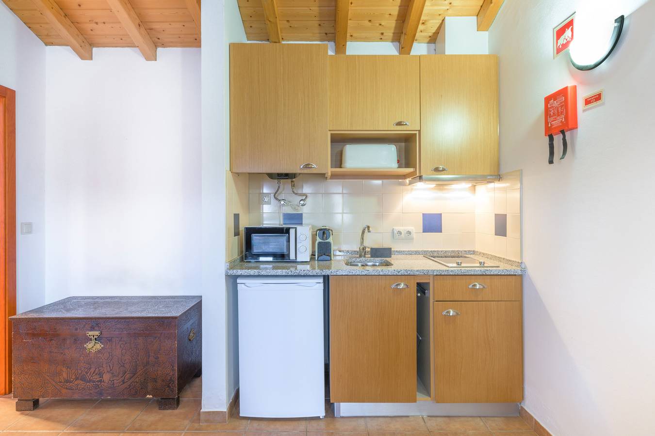 Apartamento inteiro, Casa de férias 'Casa Da Maria Valtina' com vista para a montanha, Wi-Fi e ar condicionado in São Luís, Costa Alentejana