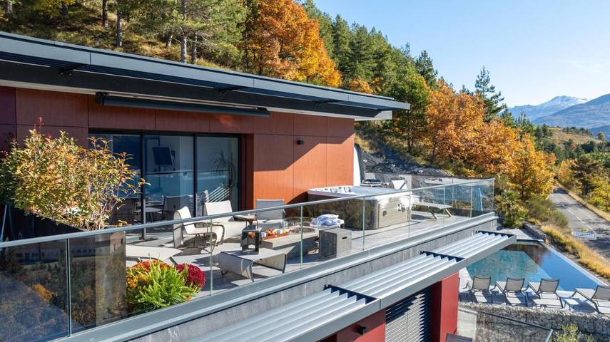 Location de vacances pour 4 personnes, avec piscine et sauna ainsi que jacuzzi et terrasse à Savines-le-Lac