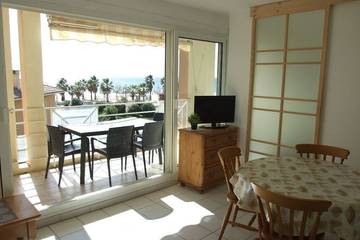 Gîte pour 4 personnes, avec piscine ainsi que terrasse et jacuzzi dans Plage du Port Fréjus