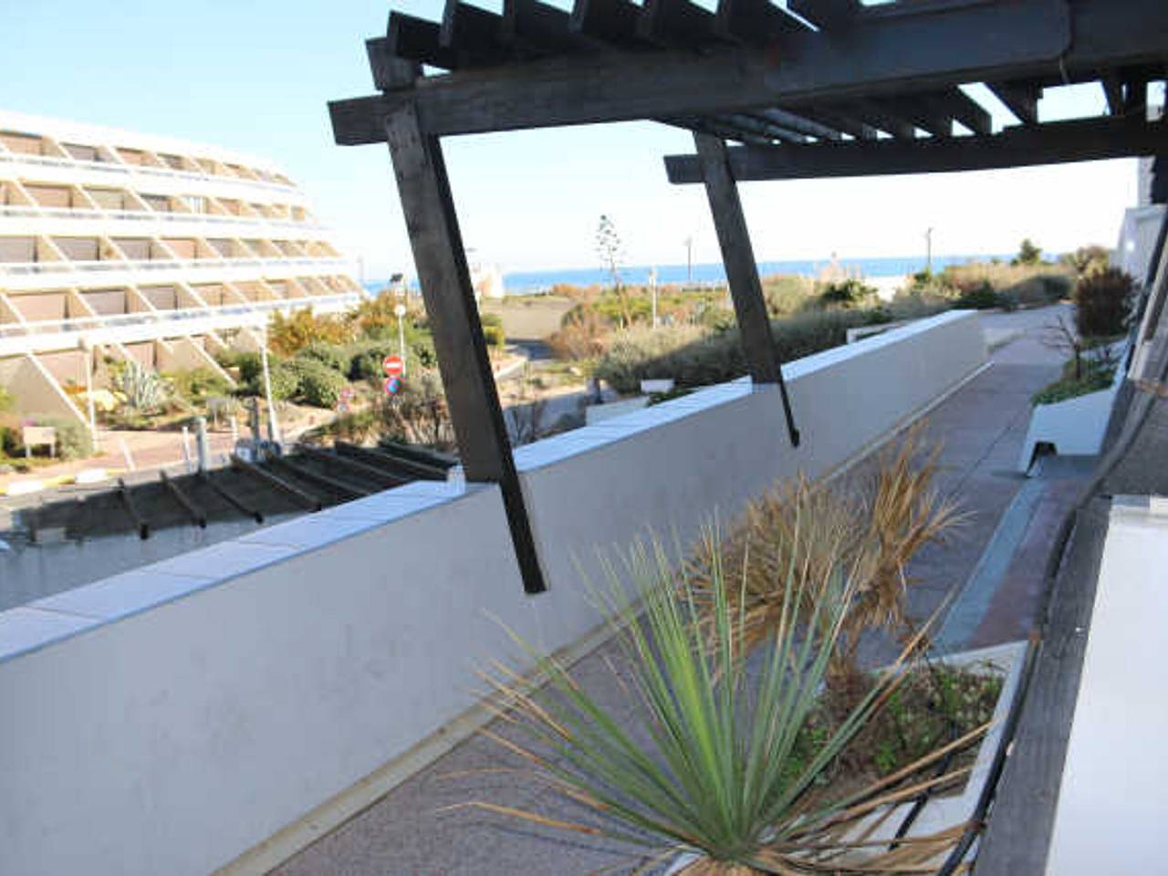 Entire studio, Cozy Air-Conditioned Studio with Terrace & Parking, Ideal for 2 in Vibrant Agde in Cap d'Agde, Agde