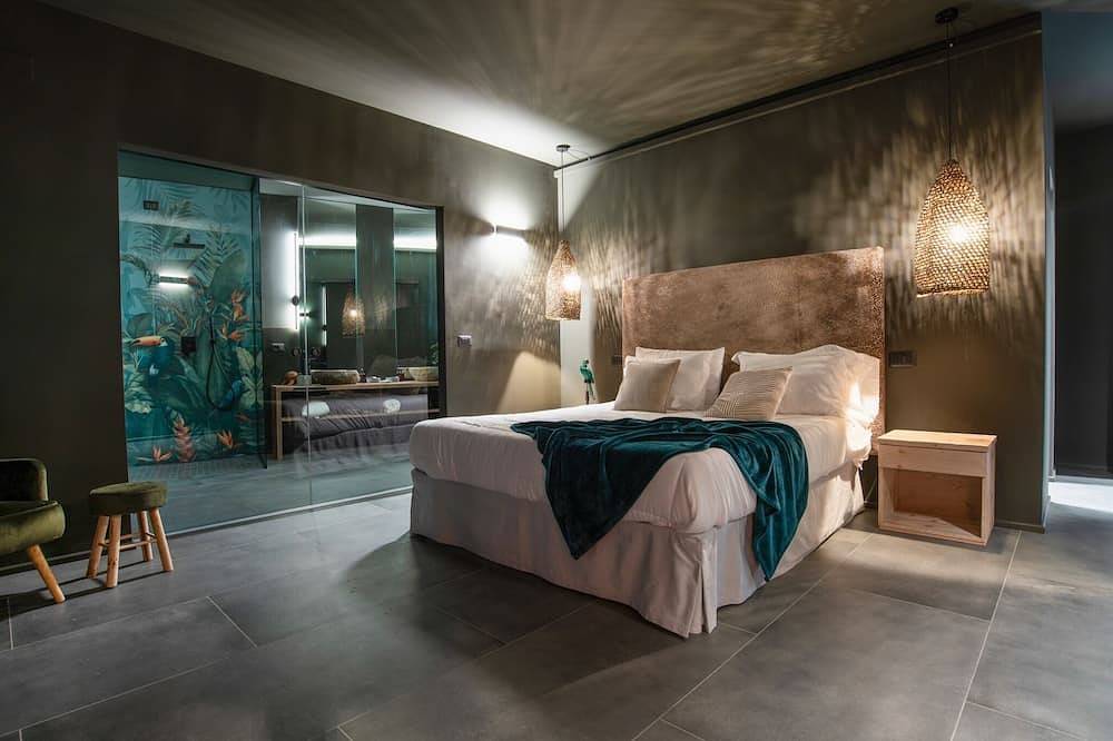 Brand new villa! Infinity heated pool with whirlpool massage and stunning view in Passignano sul Trasimeno, Lago Trasimeno