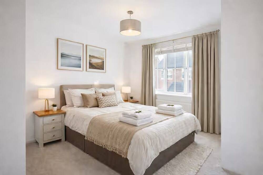 4 Bed House | Sleeps up to 8 | Parking & Garage | Contractor & Corporate Stays in Wakefield, Westliches Yorkshire