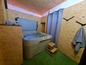 Gîte pour 4 personnes, avec terrasse et jacuzzi à Charlieu