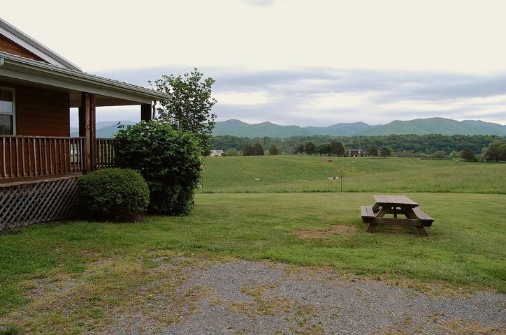 Log cabin for 2 people, with yard and terrace in Shenandoah Valley