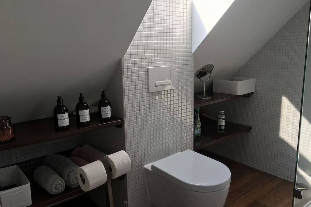 Ganze Wohnung, Attic studio in the Geteviertel - close to the city, trade fair, university, stadium and Weser cycle path in Bremen, Bremen Bundesland