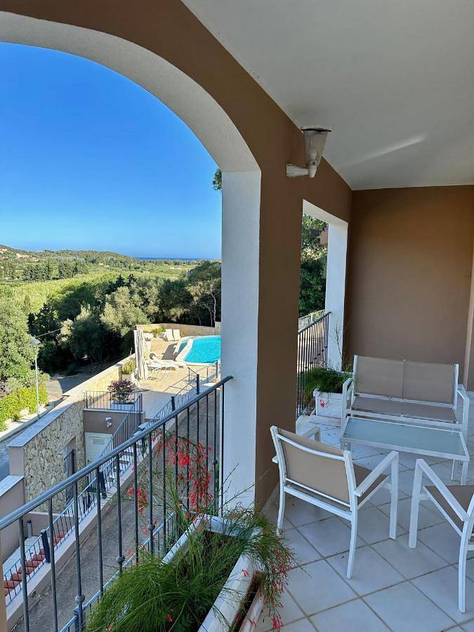 Villa per 4 persone, con Balcone e Giardino nonché Piscina e Panorama a Chia